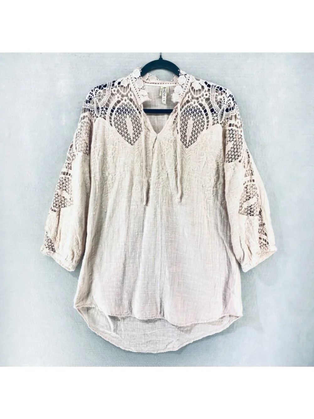 XCVI Top Womens M Blush Cotton Chambray Blouse Crochet Sleeve Boho Granola - Picture 3 of 14